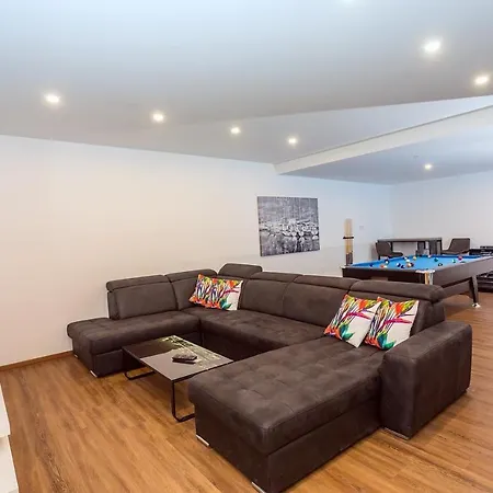 빌라 New And Stylish Bruna With 32sqm Heated Pool, Sauna, Billiard And Media