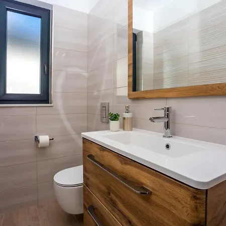 New And Stylish Bruna With 32sqm Heated Pool, Sauna, Billiard And Media 빌라