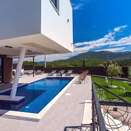 빌라 New And Stylish Bruna With 32sqm Heated Pool, Sauna, Billiard And Media