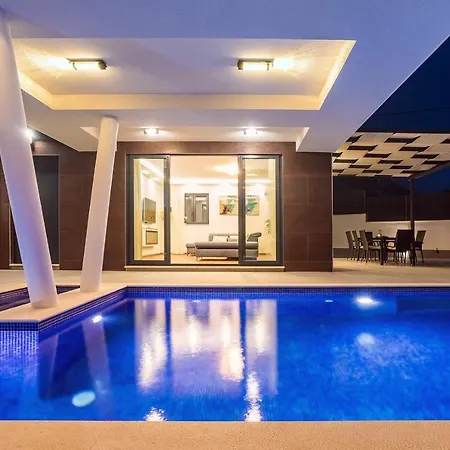 New And Stylish Bruna With 32sqm Heated Pool, Sauna, Billiard And Media 빌라 *