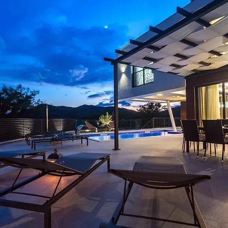 New And Stylish Bruna With 32sqm Heated Pool, Sauna, Billiard And Media Gata